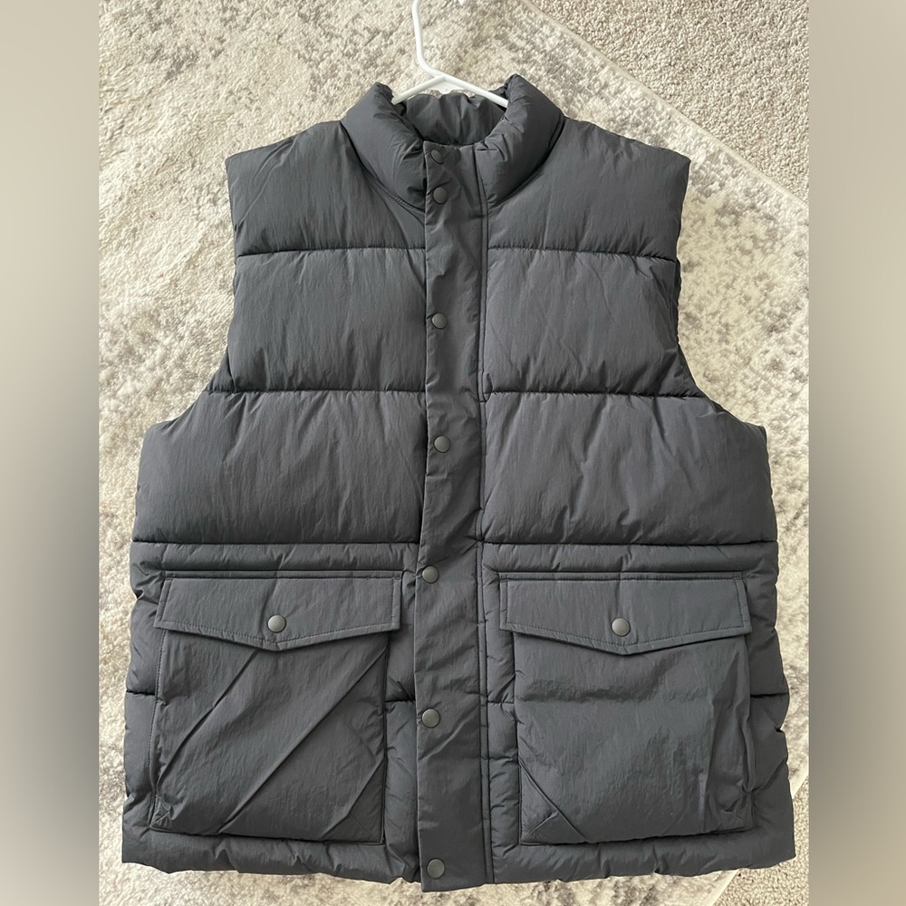 NEW Gap Puffer Vest in size large (black)
